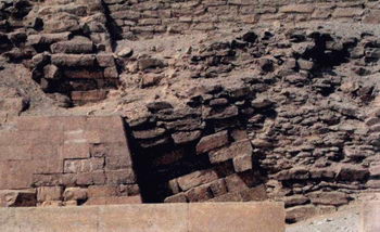Образчики кладки разных этапов строительства ступенчатой пирамиды Джосера